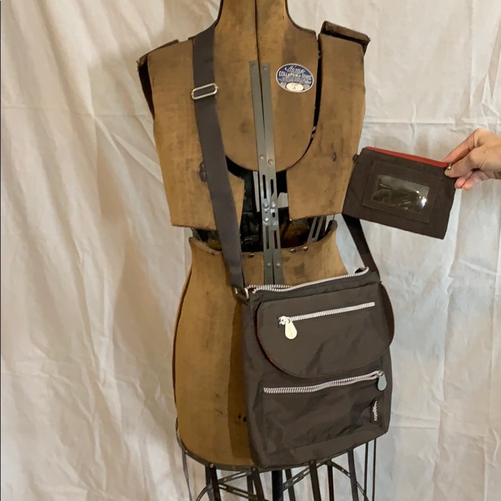 Baggallini cross body bag with matching coin purse